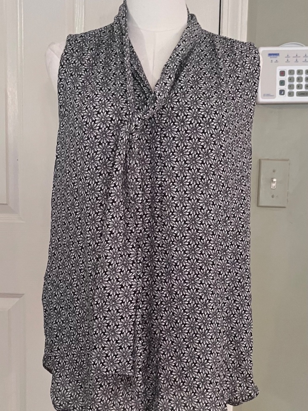 NWT Ann Taylor LOFT Black & White Geometric Printed Sleeveless Blouse Size M
